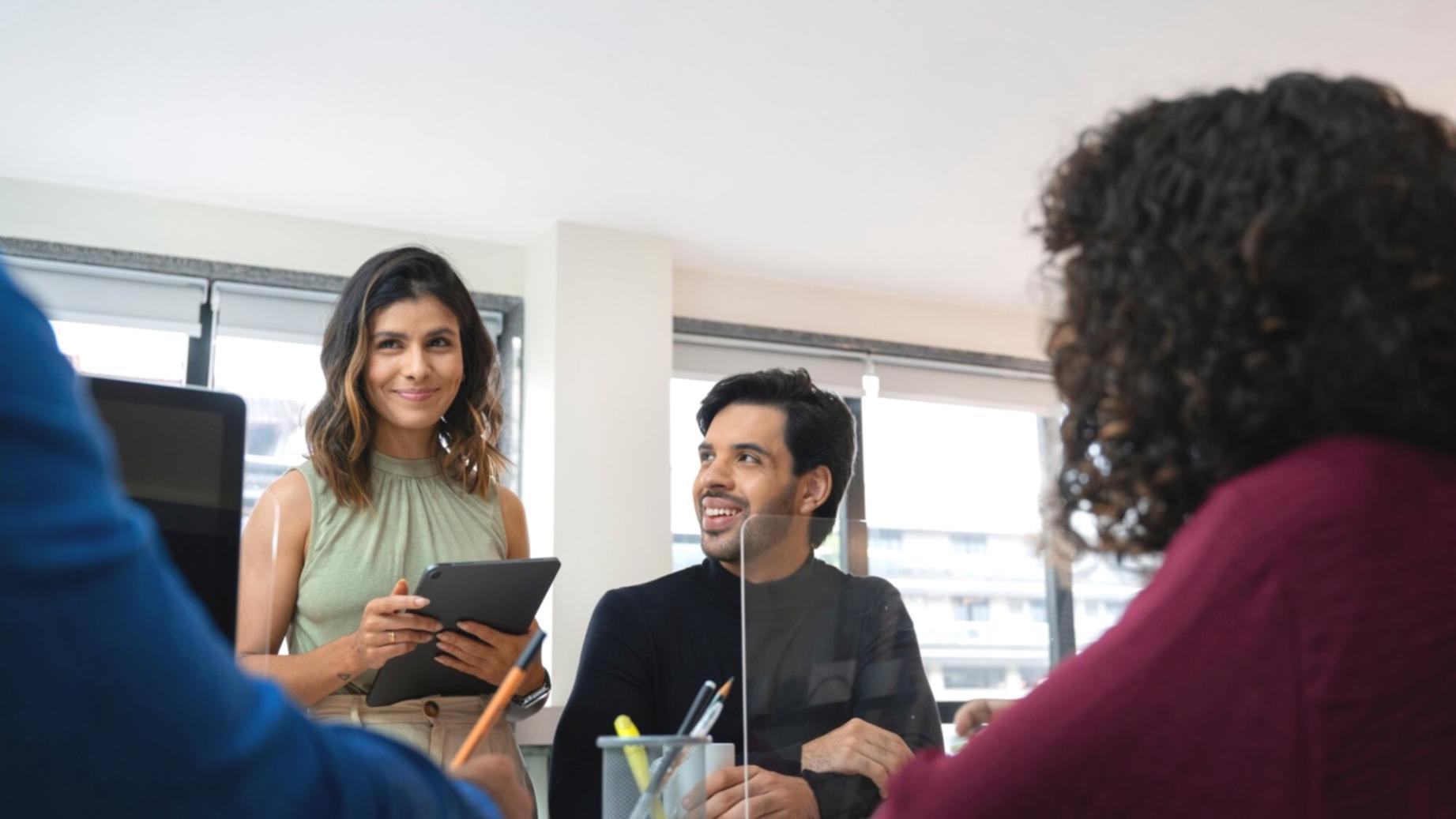 Sesión de formación empresarial con presentación financiera en pantalla
