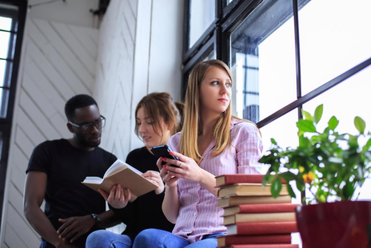 Profesionales trabajando en análisis financiero con documentos y calculadoras